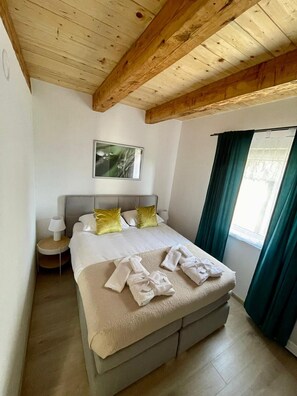 3 bedrooms, iron/ironing board, WiFi, bed sheets