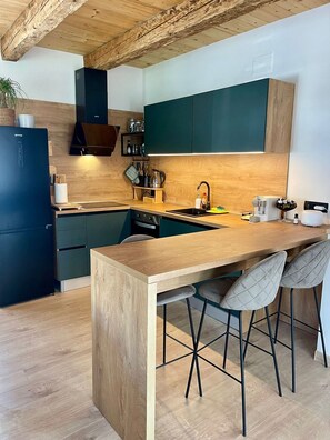 Fridge, oven, stovetop, dishwasher