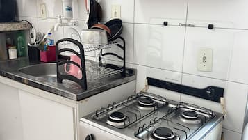 Een koelkast, een microgolfoven, een oven, een kookplaat