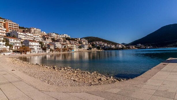 A coastal town with buildings along the waterfront, a clear sky, and a calm body of water. - 5 Double room with Private Parking (Neum)