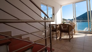 A balcony with wicker furniture and a view of the sea. - 6 Double room with Private Parking (Neum)