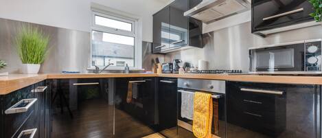 Appartamento Comfort, 2 camere da letto, patio | Cucina privata | Frigorifero, microonde, forno, piano cottura