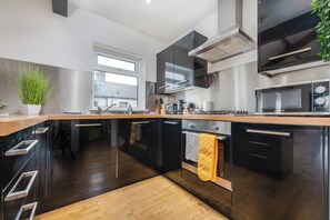 Refrigerador, microondas, horno, placa de cocina