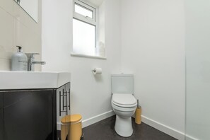 Comfort Apartment, 2 Bedrooms, Patio | Bathroom - 2 Bed House Close to Cardiff City Centre (Cardiff)
