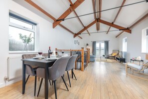 Comfort-Apartment, 2 Schlafzimmer, Terrasse | Essbereich im Zimmer