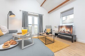 Appartement Confort, 2 chambres, patio | Aire de séjour | Téléviseur connecté de 42 po avec télévision numérique