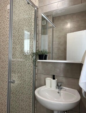 Dusche, Haartrockner, Handtücher