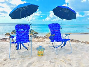 Aan het strand, ligstoelen aan het strand, strandlakens