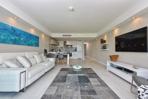 Een smart-tv, tafelvoetbal, een tafeltennistafel en boeken