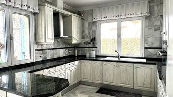 Een koelkast, een magnetron, een oven, een kookplaat