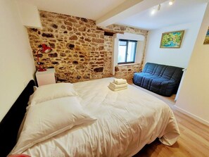 2 室のベッドルーム、インターネット、ベッドシーツ