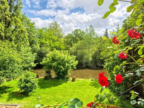 Le Pont Bas bord de rivière proche Puy du Fou