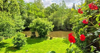 Le Pont Bas bord de riviĂšre proche Puy du Fou