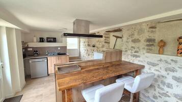 Een koelkast, een microgolfoven, een oven, een vaatwasser