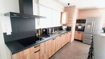 Een koelkast, een microgolfoven, een oven, een vaatwasser