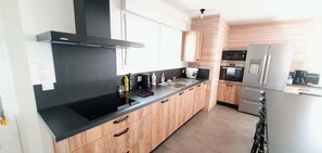 Réfrigérateur, four à micro-ondes, un four, lave-vaisselle