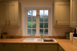 Private kitchen - Luxury 2-bed woodland cottage in Re-wilding area (Mapperton)