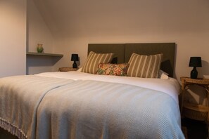 2 bedrooms, iron/ironing board, WiFi, bed sheets - Luxury 2-bed woodland cottage in Re-wilding area (Mapperton)