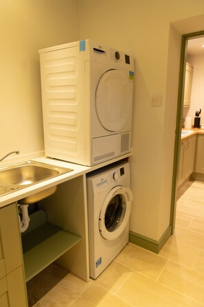 Interior - Luxury 2-bed woodland cottage in Re-wilding area (Mapperton)