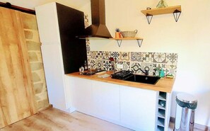 Kühlschrank, Mikrowelle, Ofen, Wasserkocher mit Kaffee-/Teezubehör