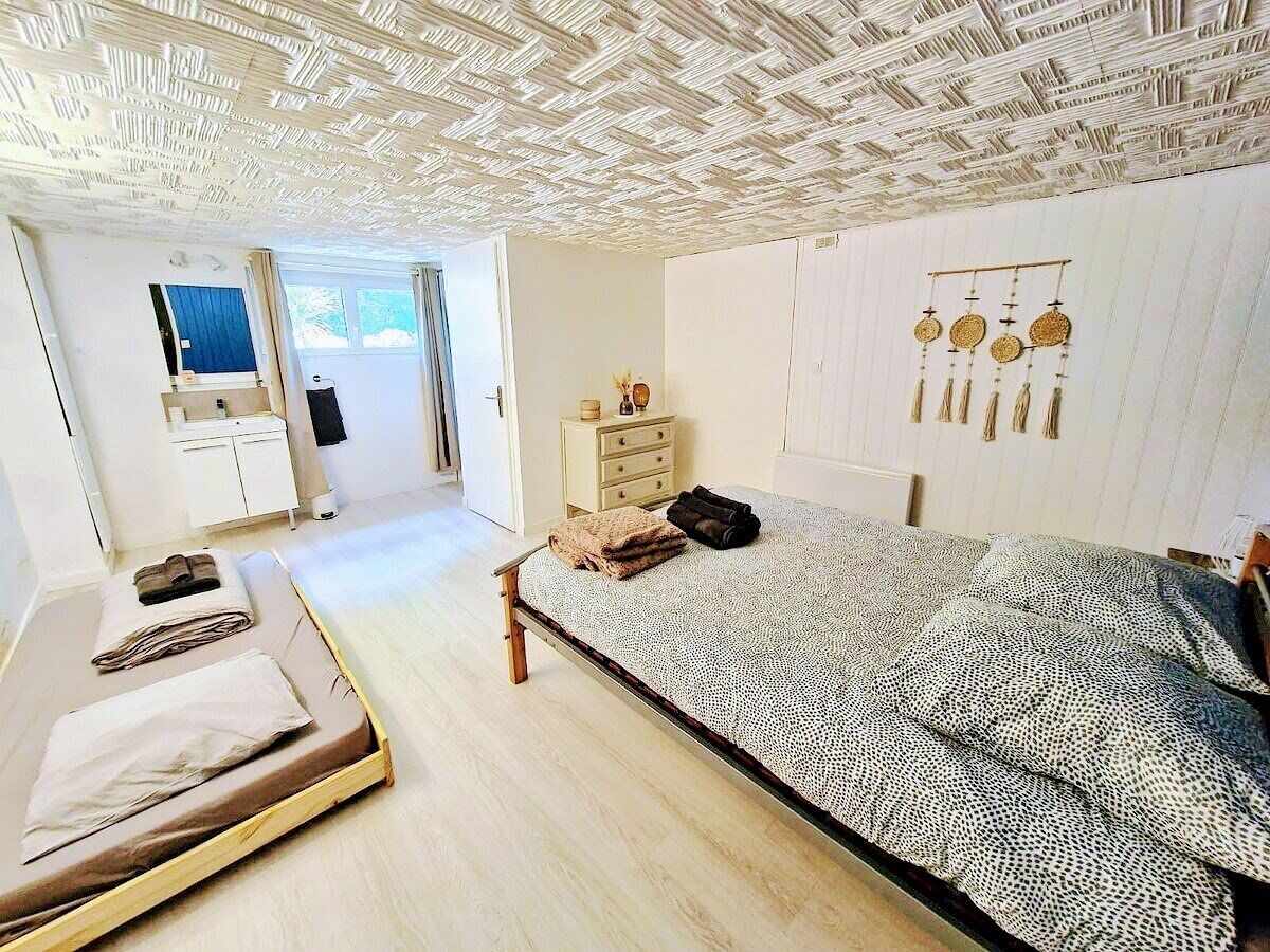 4 bedrooms, iron/ironing board, Internet, bed sheets