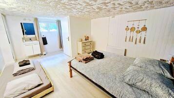 4 bedrooms, iron/ironing board, Internet, bed sheets