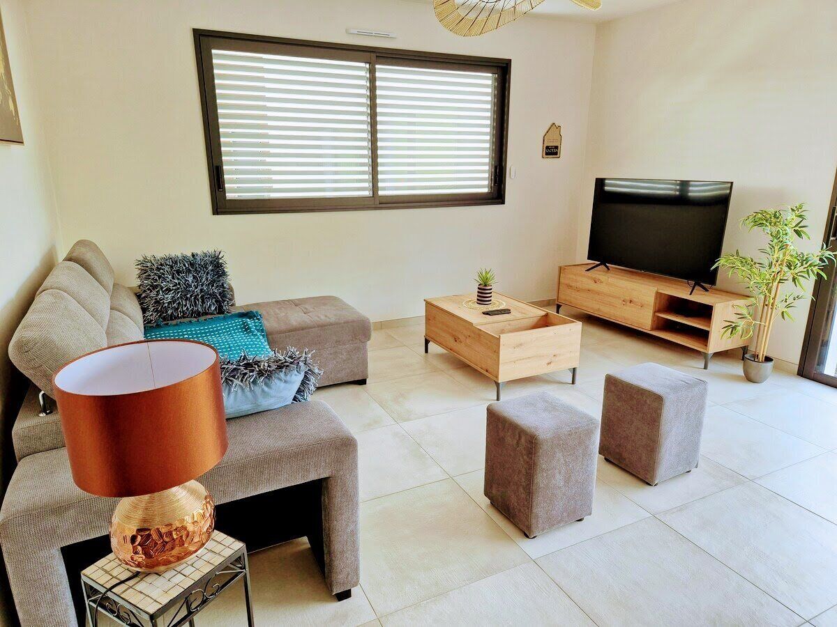 Een televisie en een tafeltennistafel