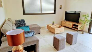 Een televisie en een tafeltennistafel