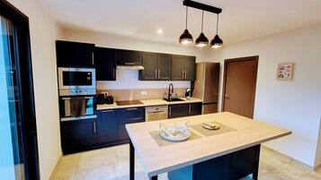 Een koelkast, een magnetron, een oven, een vaatwasser