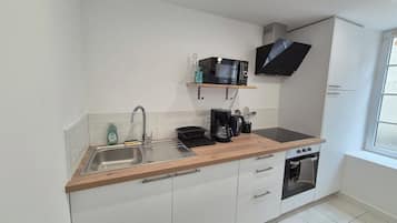Fridge, microwave, oven, coffee/tea maker