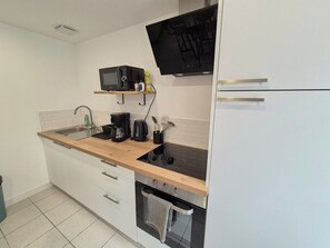 Réfrigérateur, micro-ondes, four, cafetière/bouilloire