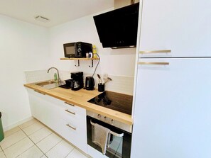 Een koelkast, een microgolfoven, een oven