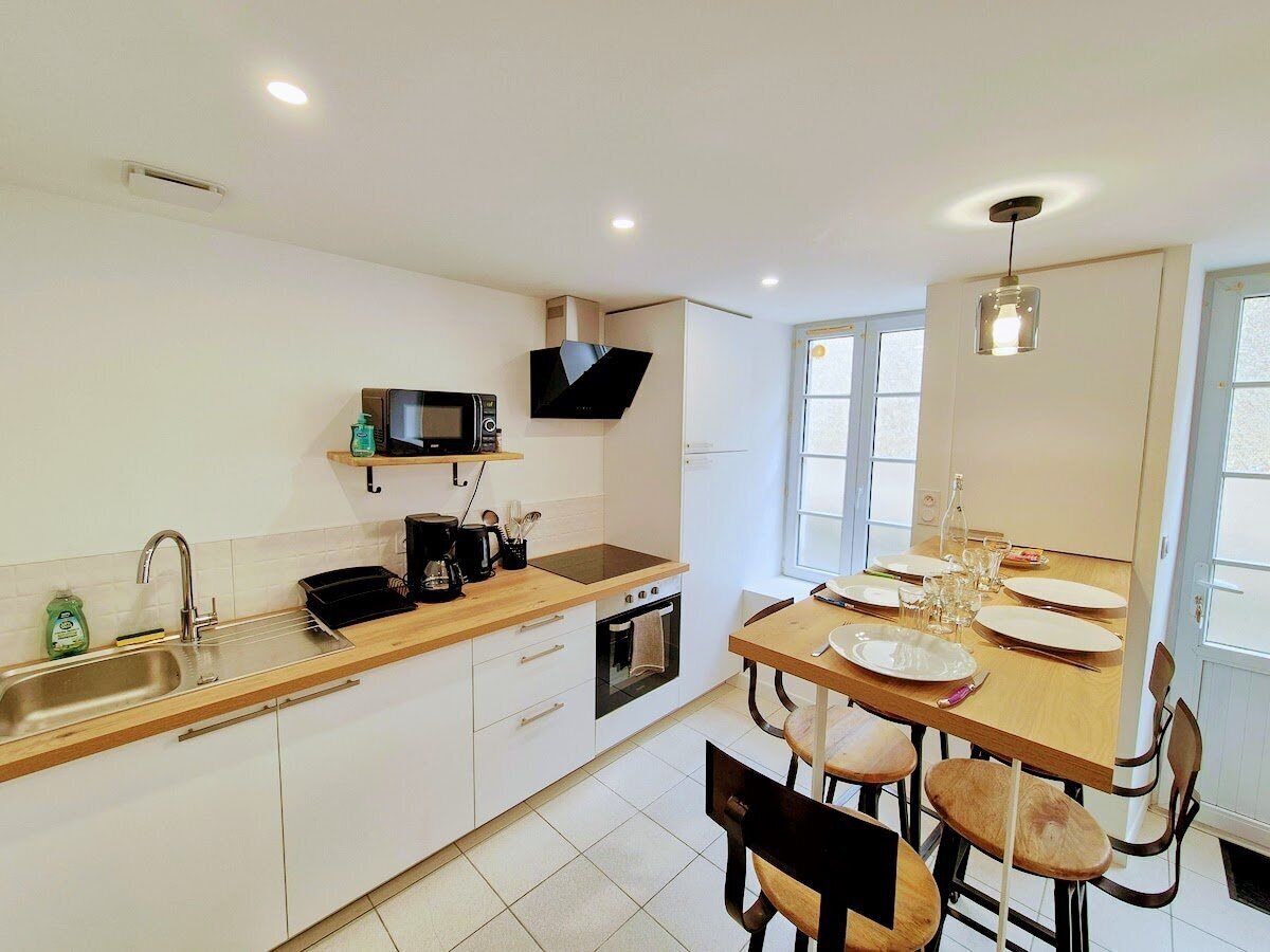 Fridge, microwave, oven, coffee/tea maker