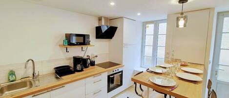 Kjøleskap, mikrobølgeovn, ovn og kaffetrakter/tekoker