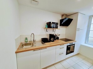 Kjøleskap, mikrobølgeovn, ovn og kaffetrakter/tekoker