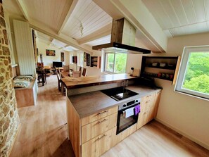 Kjøleskap, mikrobølgeovn, ovn og oppvaskmaskin