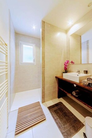 Bruser, hårtørrer, håndklæder