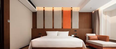 Habitación Grand doble, 1 cama de matrimonio grande, vistas a la ciudad | 1 dormitorio, minibar con artículos gratuitos, escritorio