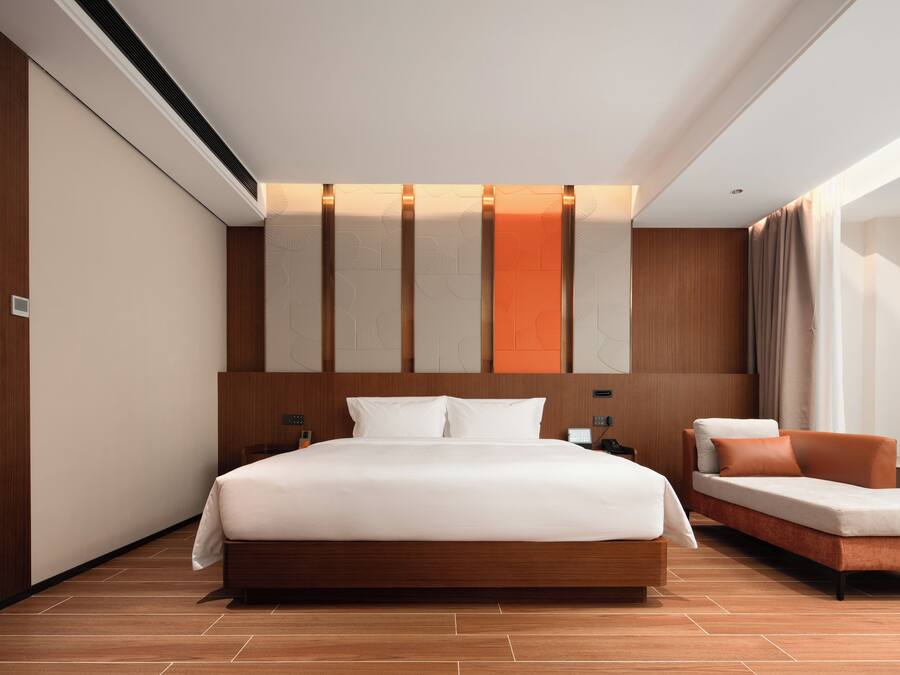 Quarto casal grand, 1 cama King, vista para a cidade | Frigobar (abastecido com itens grátis), escrivaninha