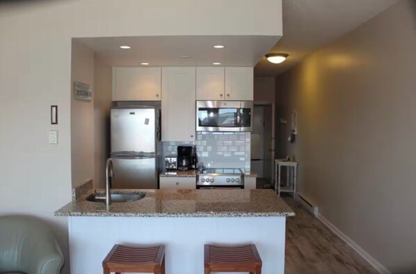 Private kitchen - Boutique 1-bedroom condo with pool, WiFi, & beach tags. (Ocean City)