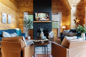 Smart-TV, Kamin, Videospiele, Bücher