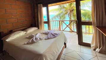 Phòng tiện nghi đơn giản, quang cảnh biển | Bàn, truy cập Internet không dây miễn phí