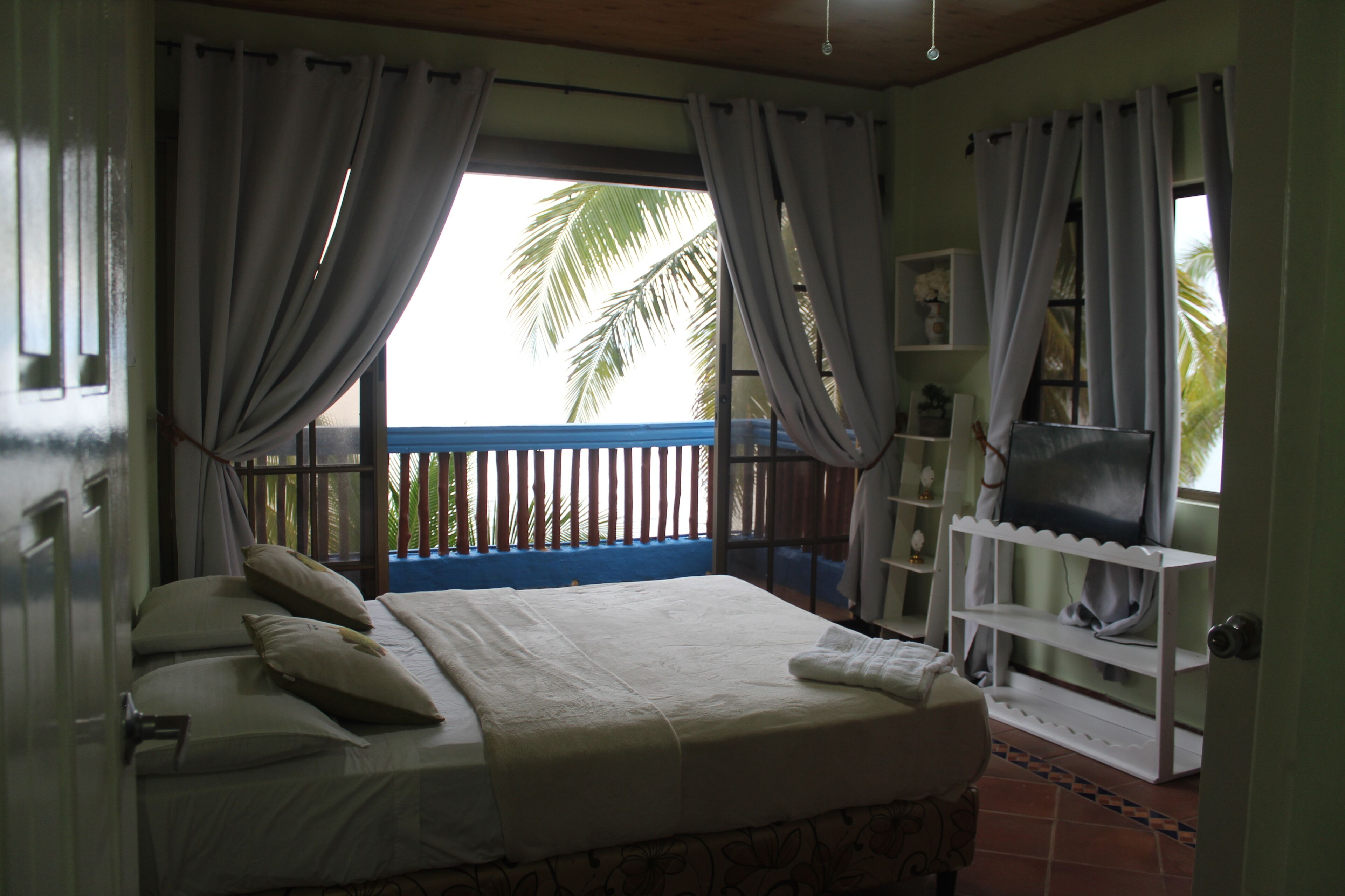 6 bedrooms, desk, iron/ironing board, free WiFi