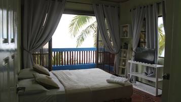 6 bedrooms, desk, iron/ironing board, free WiFi