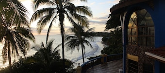 Spacious 6-bedroom villa in wonderful Las Tablas with WiFi, AC