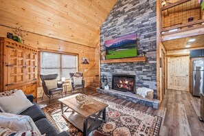 Fernseher, Kamin, Bücher