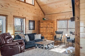 Fernseher, Kamin, Bücher