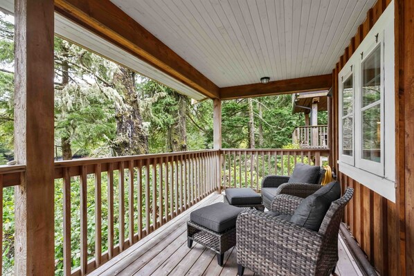 Property grounds - Rainforest Cove I Private I Ocean Views I Deck & BBQ (Ucluelet)