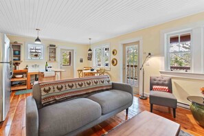 Smart TV, fireplace - Rainforest Cove I Private I Ocean Views I Deck & BBQ (Ucluelet)