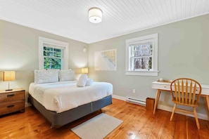 2 bedrooms, desk, WiFi, bed sheets